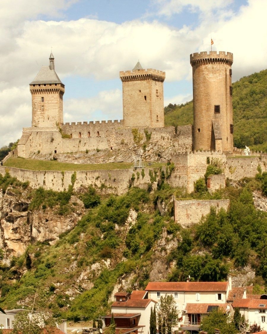 Château de Foix dominant la ville, en Ariège