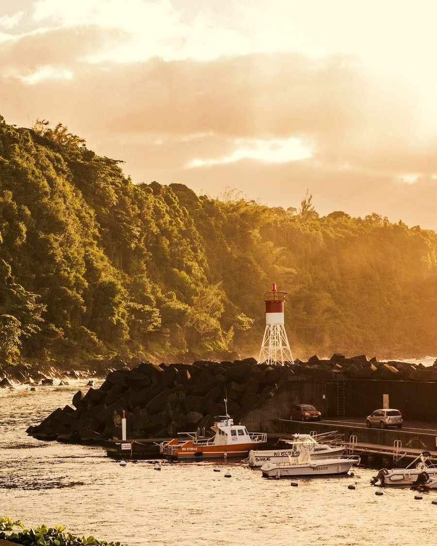 Port et phare au soleil couchant, sur la côte de La Réunion