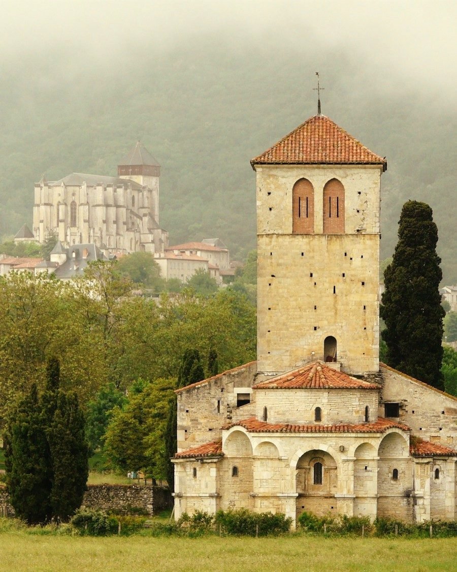 Basilique Saint-Just de Valcabrère et cathédrale de Saint-Bertrand-de-Comminges, près de Saint-Gaudens