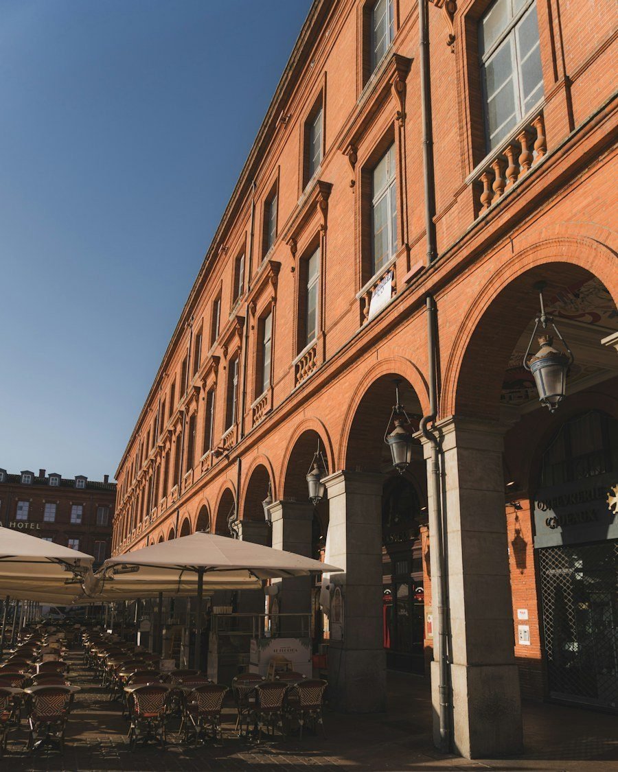 Arcades en brique de la place du Capitole, à Toulouse